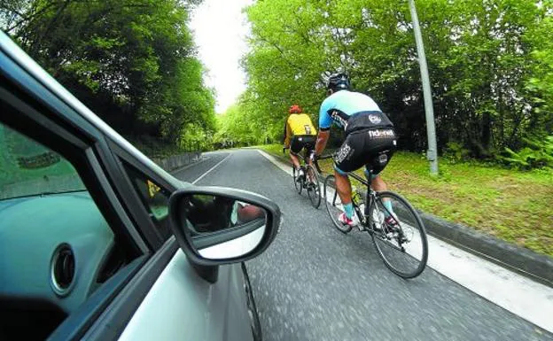 Abrir la puerta del coche como en Holanda: un gesto que puede salvar la vida de los ciclistas