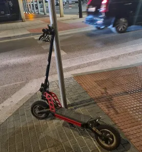 Herido el conductor de un patinete tras caerse en un paso de peatones de la Calle Santiago
