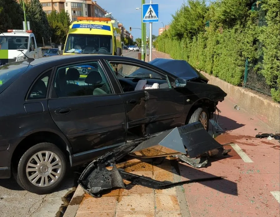 Espectacular accidente tras chocar su coche contra el muro de la Carretera de Poza