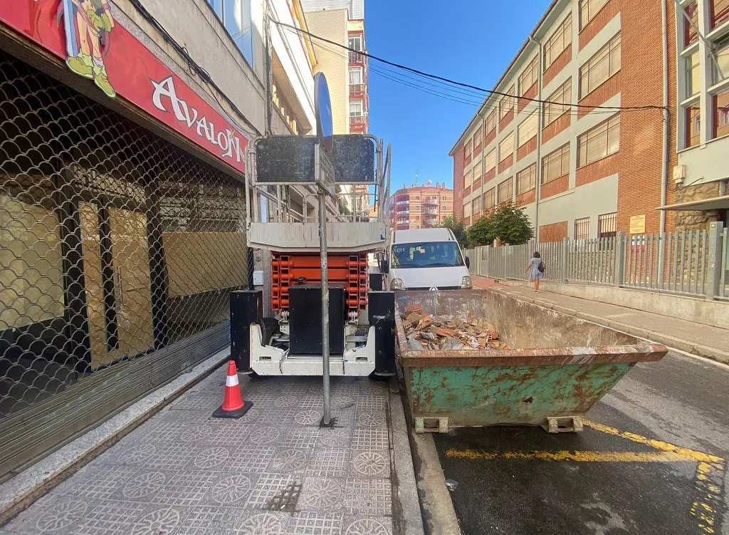 Retiran de la calle una plataforma que impedía el paso de los viandantes