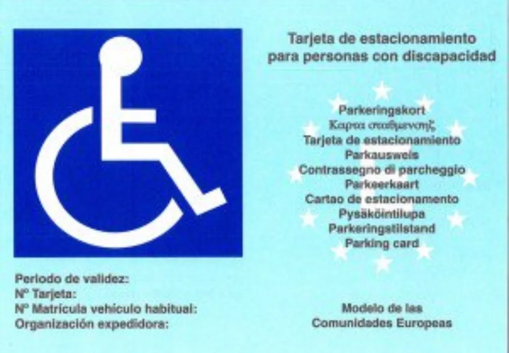 Retiran un vehículo con una tarjeta de estacionamiento para personas con movilidad reducida sin validez