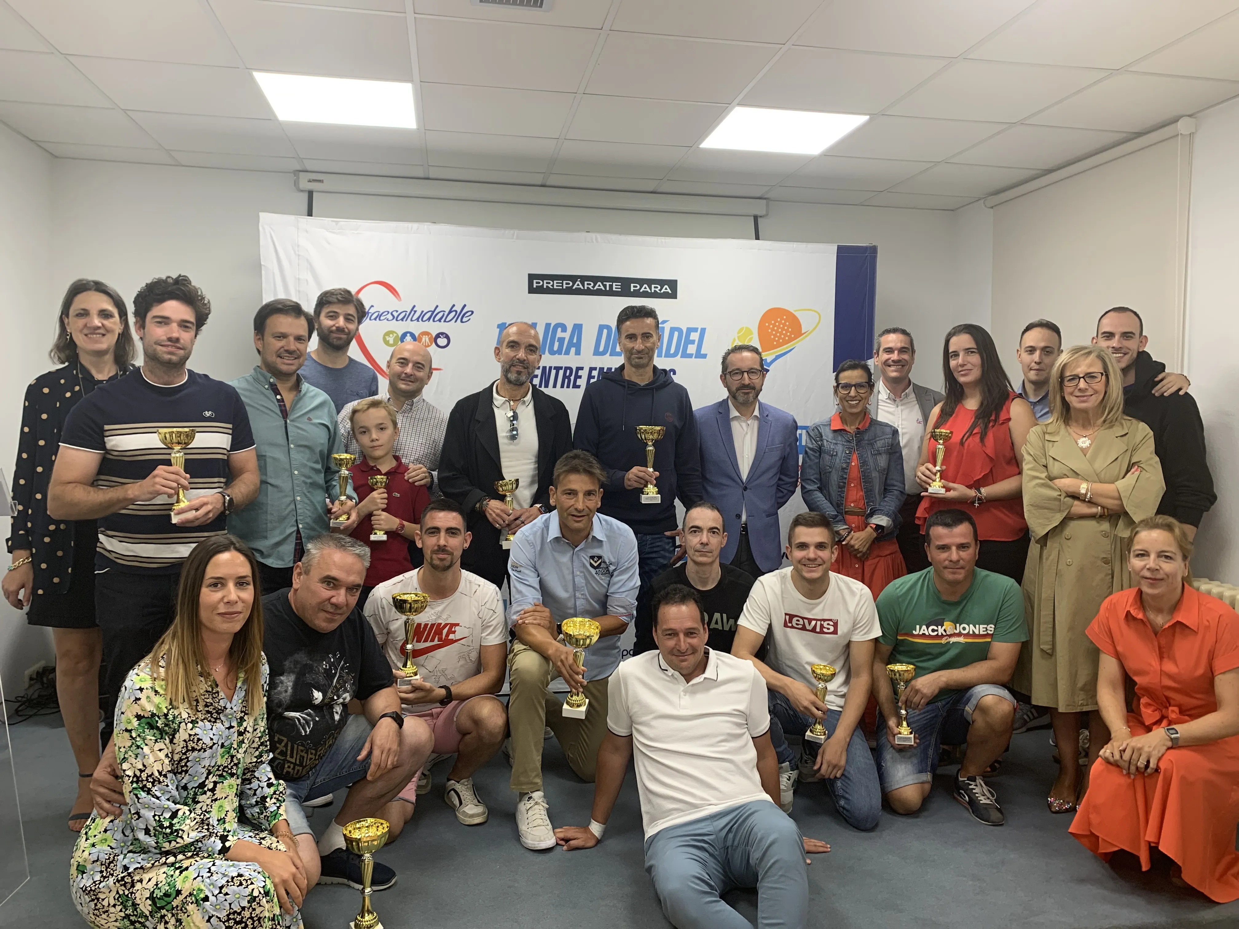 Economía y Empresa Burgos: FAE entrega los trofeos de su Primera Liga de Pádel entre Empresas