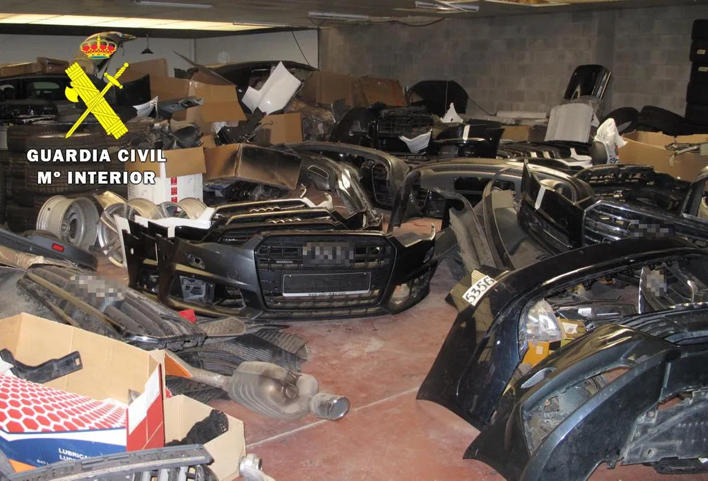 La Guardia Civil localiza un taller clandestino donde se tuneaban vehículos importados
