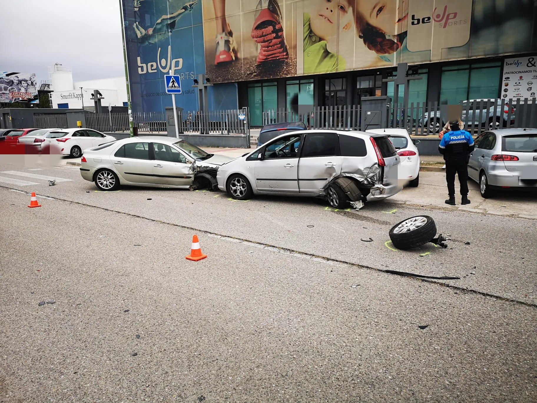 Espectacular accidente en el polígono industrial de Villalonquéjar
