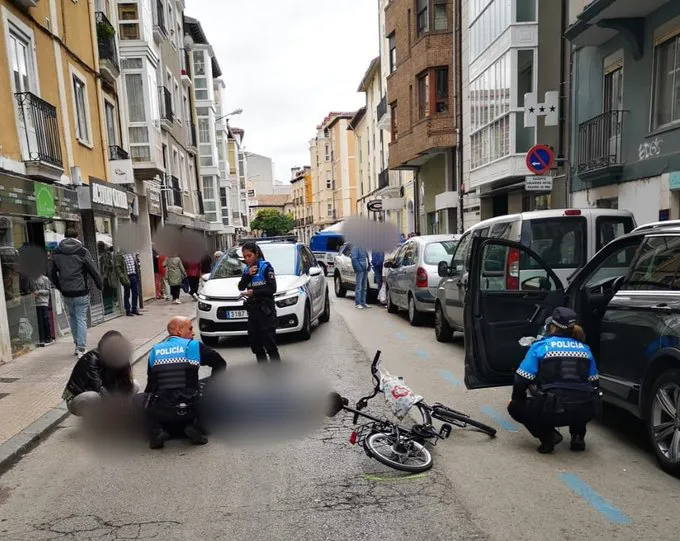 Un conductor golpea a un ciclista al abrir la puerta sin mirar y lo deja incosciente