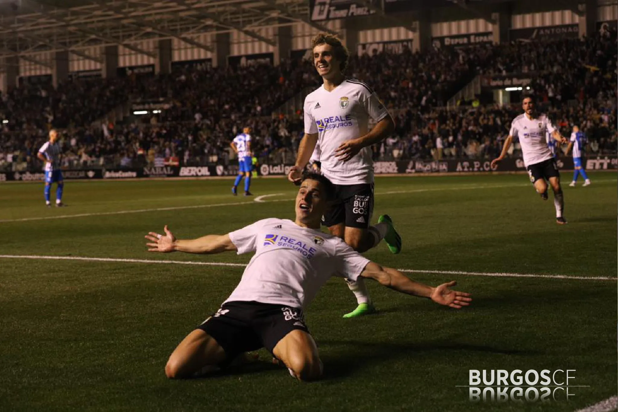 Fútbol Burgos: El Burgos CF gana al líder y continúa imbatible en un partido con ritmo y presión (3-0)