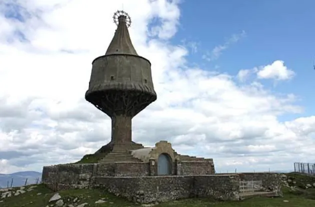 Entra en la lista roja por su pésimo estado de conservación, el monumento a Nuestra Señora de la Antigua en Villalba de Losa