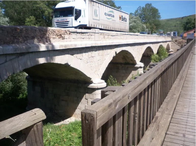 Afecciones al tráfico en la carretera N-120 por las obras de reparación del pavimento del puente sobre el río Tirón