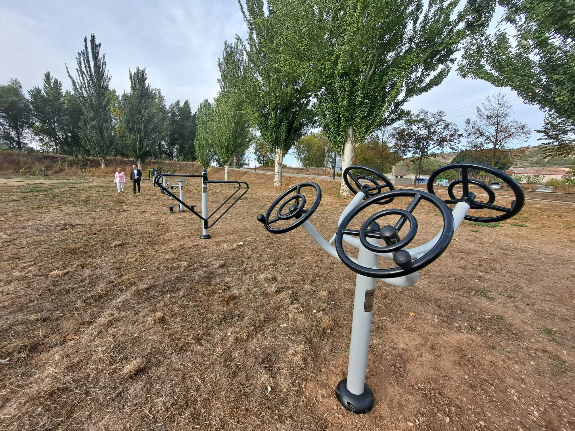 El PSOE pone en valor los distritos en el nuevo parque biosaludable de Villalonquéjar