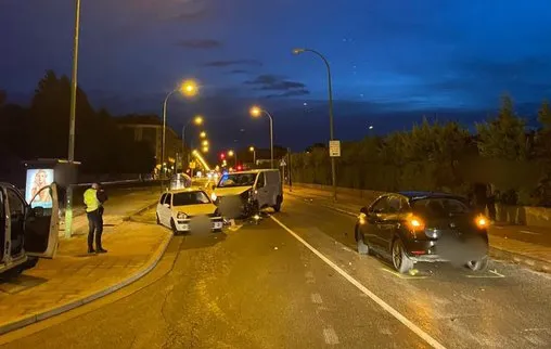 Sucesión de choques entre vehículos por la imprudencia de uno de ellos