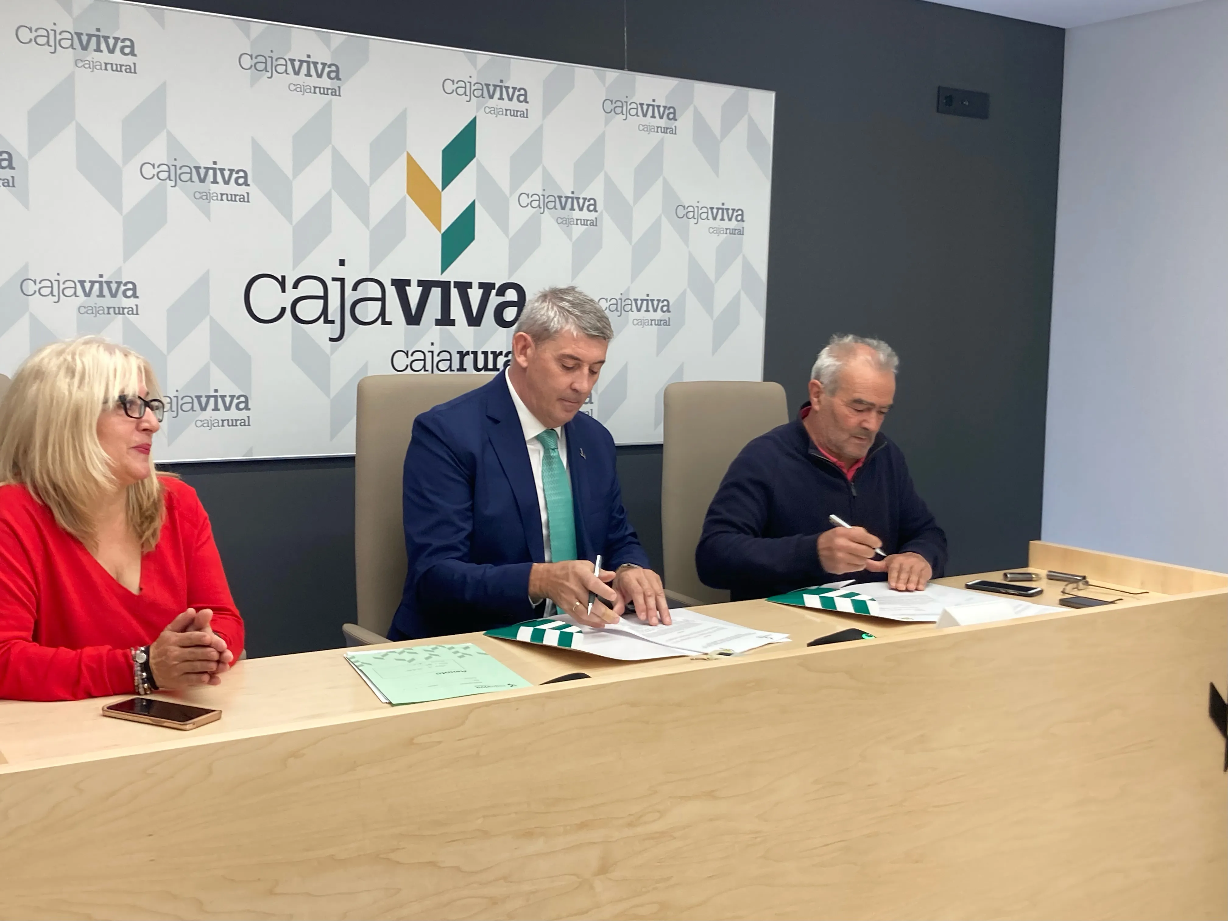 Cajaviva dona 6.900 euros para la Fundación Conde Fernán Armentález para cubrir las necesidades personas con discapacidad y enfermedad mental