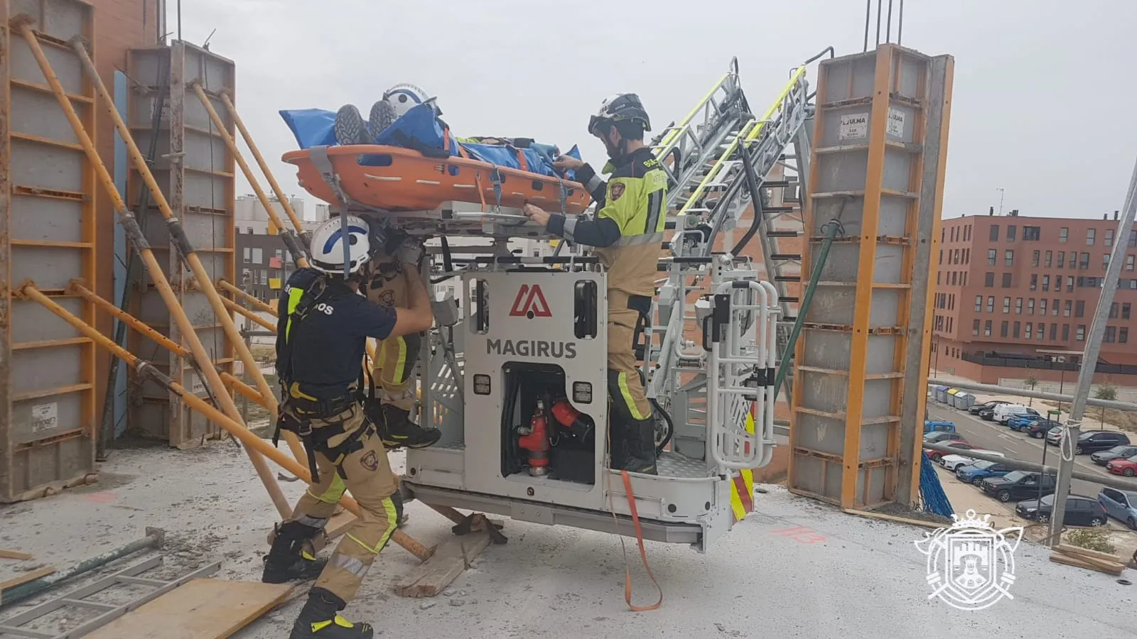 Bomberos y 112 se coordinan para atender un accidente laboral en una vivienda