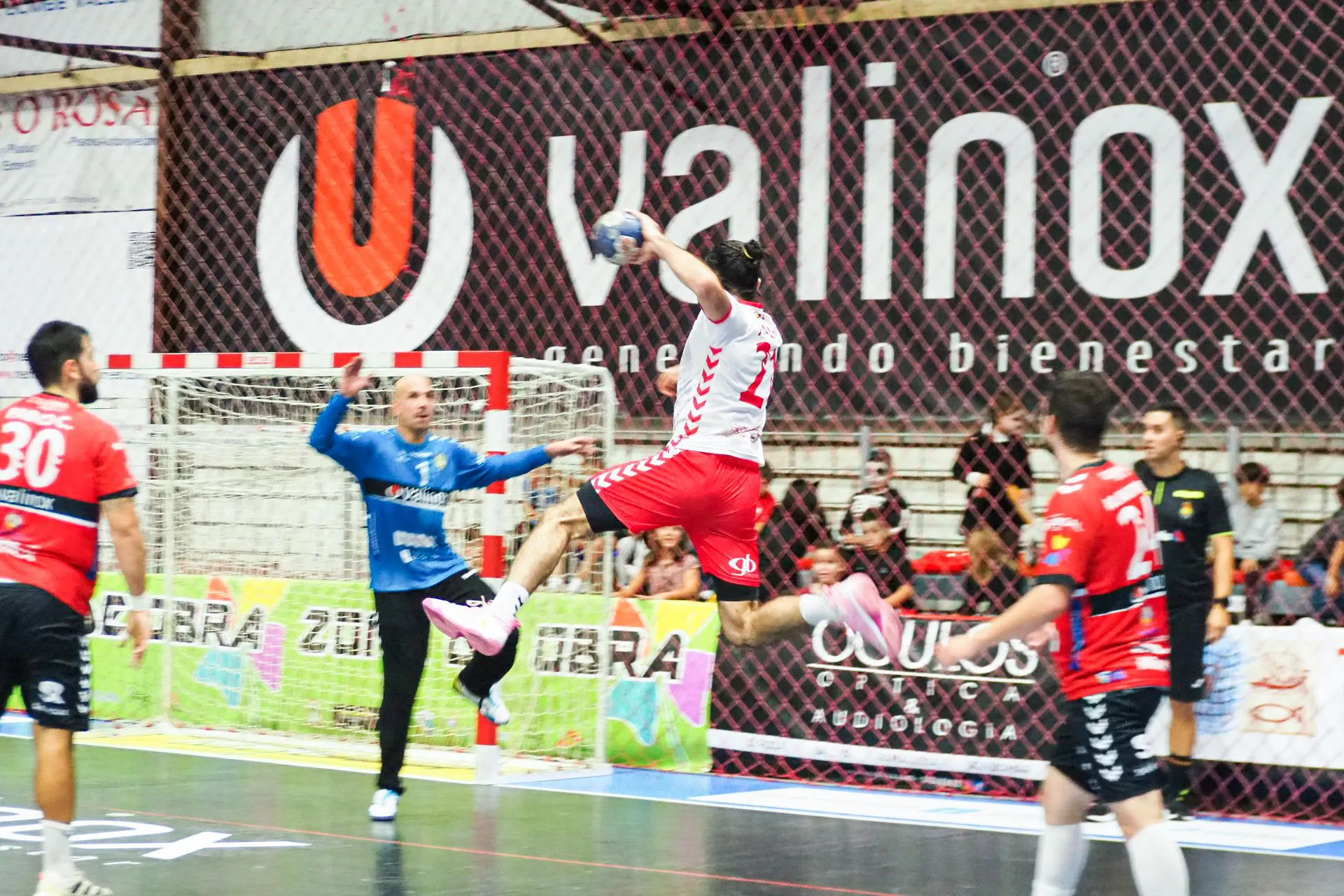 Primera derrota del UBU San Pablo Burgos ante el líder del grupo, Valinox Novás (31-23)