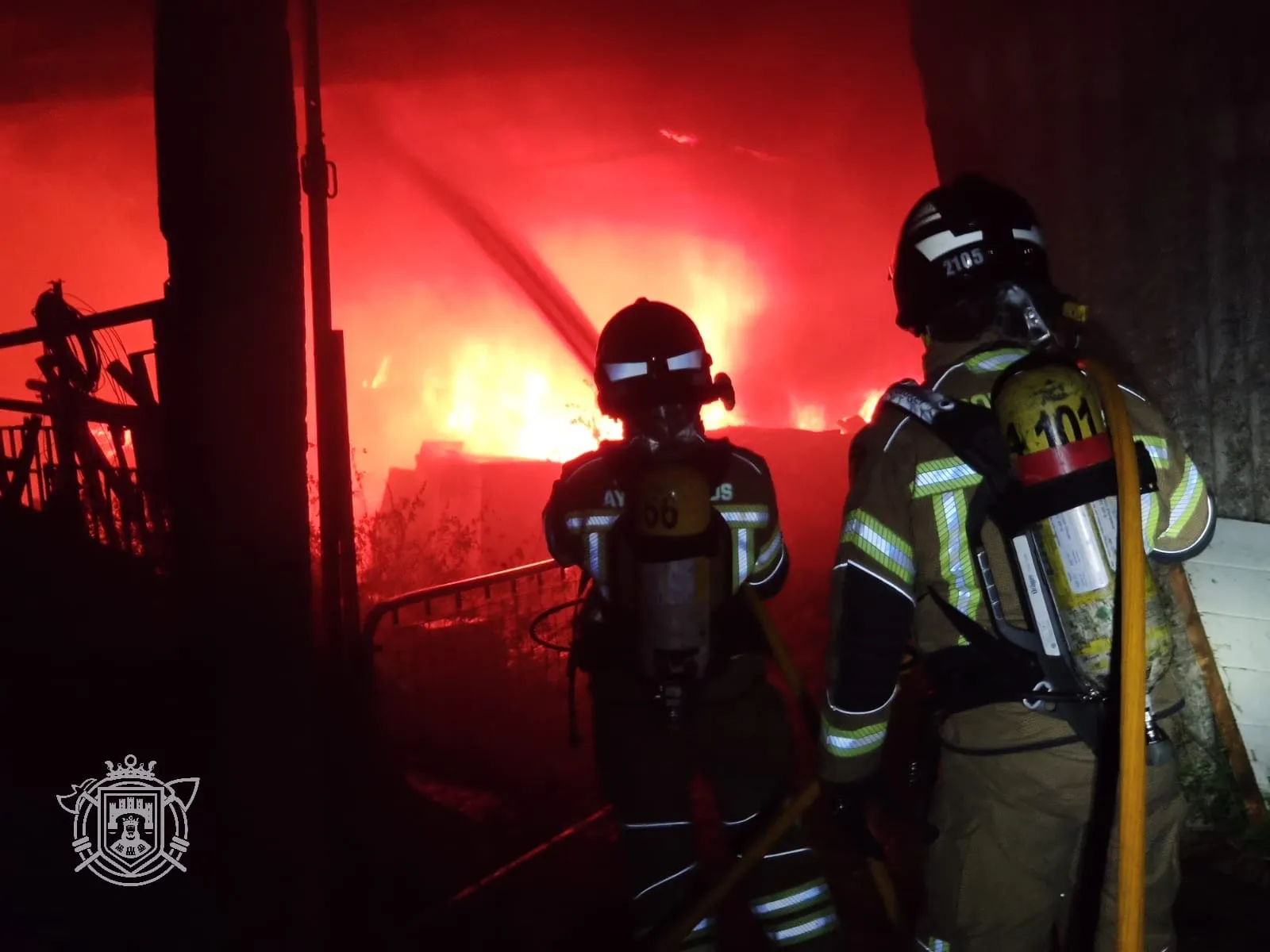 Espectacular incendio en un almacén de materiales de obra en Quintanilla Vivar