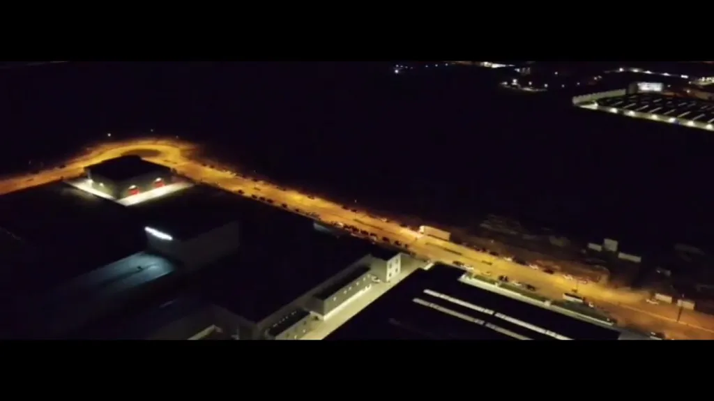 La Unidad de Drones de la Policía Local detecta carreras de coches ilegales en el polígono de Villalonquéjar (imágenes a vista de pájaro)