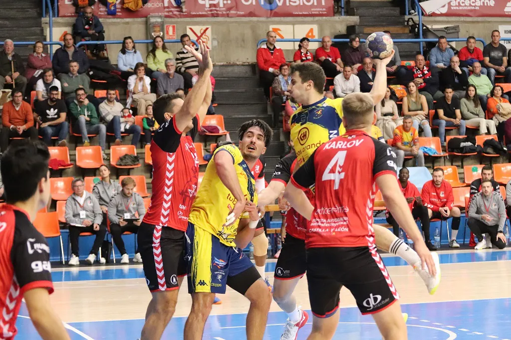 UBU San Pablo Burgos se lleva un derbi apasionante ante el Villa de Aranda (28-24)