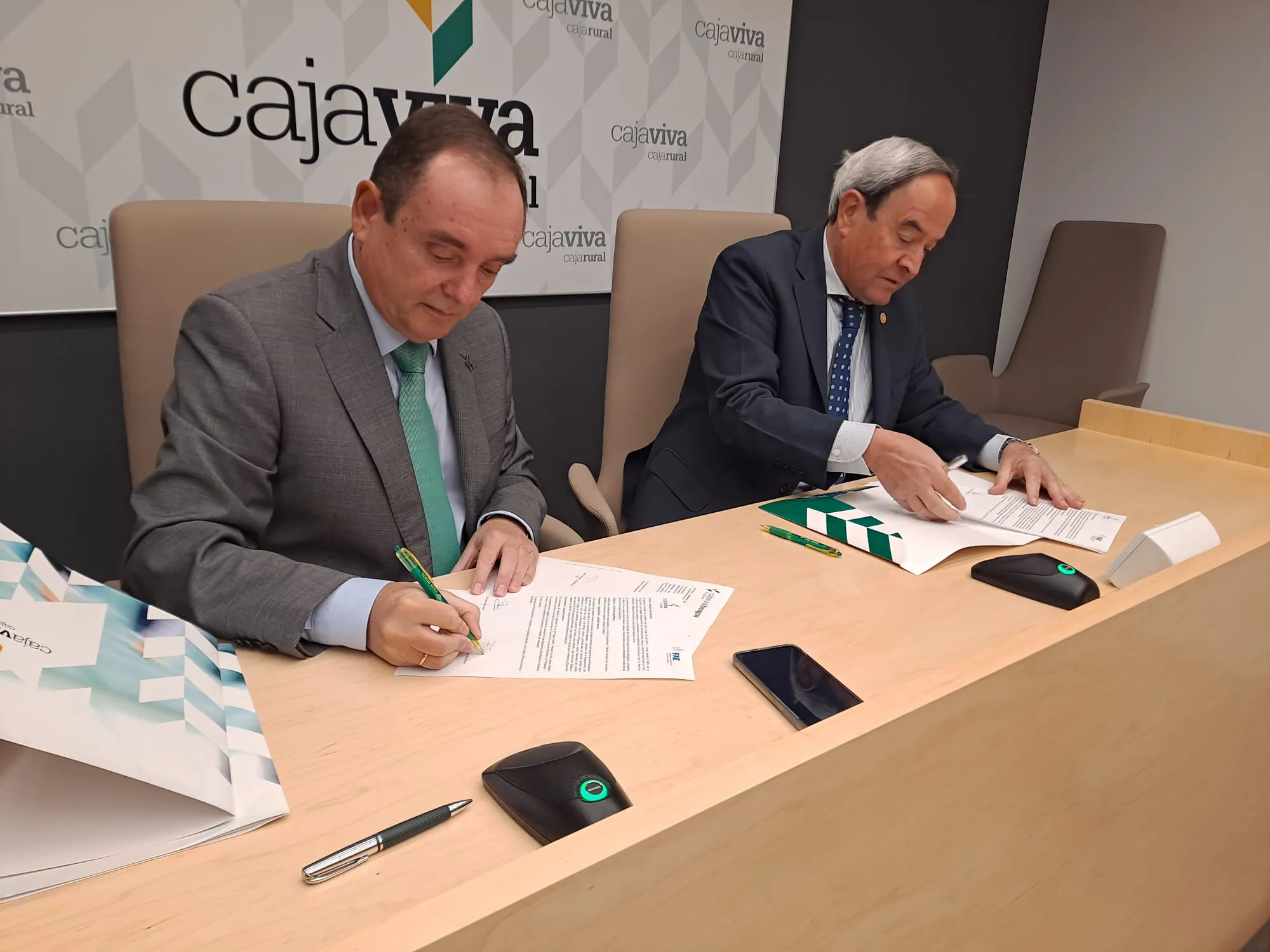 Cajaviva y FAE realizarán un estudio para hacer una radiografía a PYMES y autónomos de Burgos, que han caído en un 14%