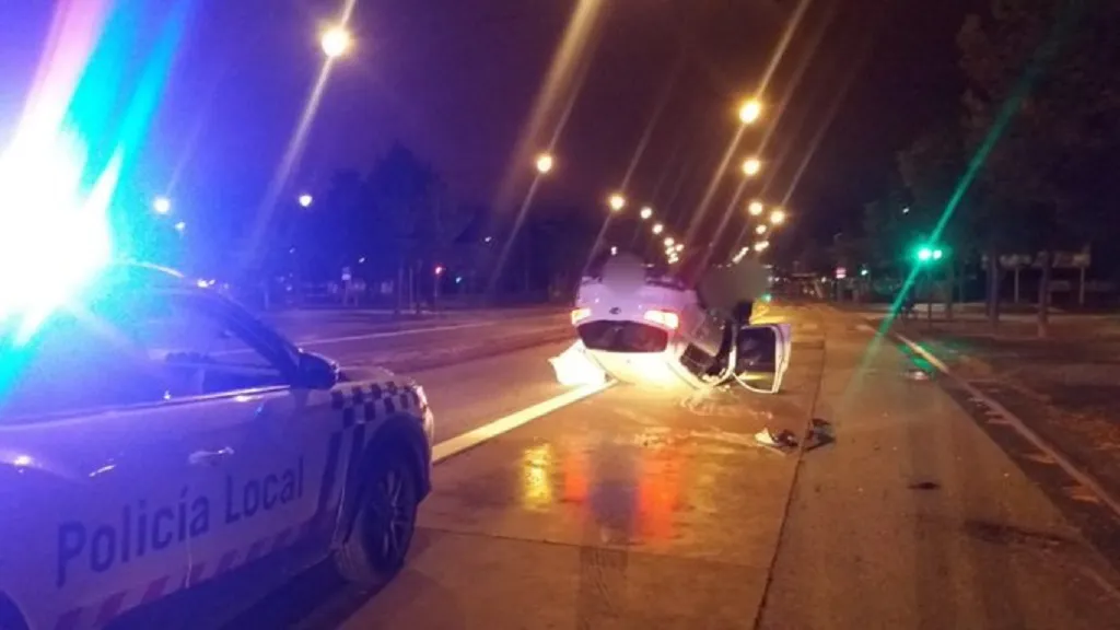 Vuelca su vehículo en el Bulevar tras sufrir un aparatoso accidente y dar positivo en la prueba de alcoholemia