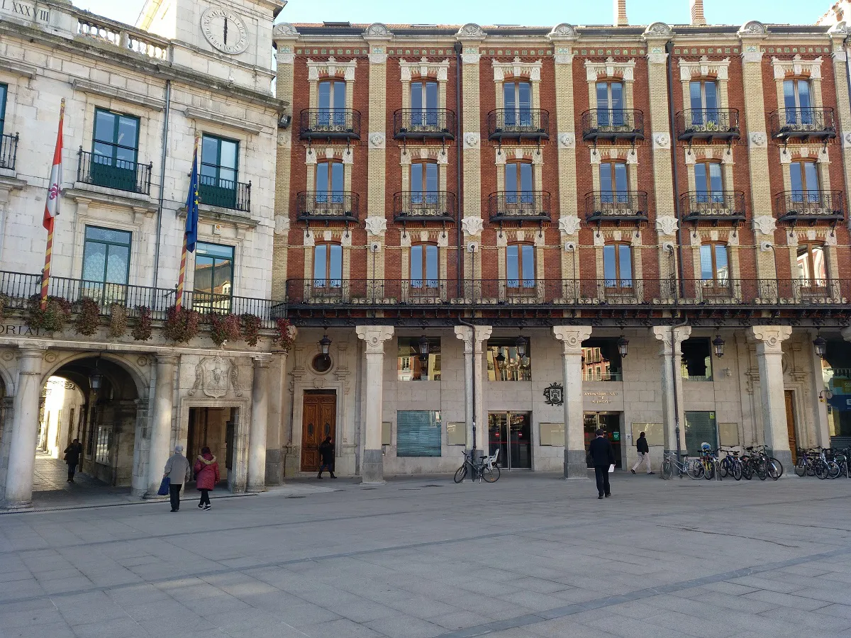 La partitura del Himno a Burgos se expone enel vestíbulo del edificio noble del Ayuntamiento