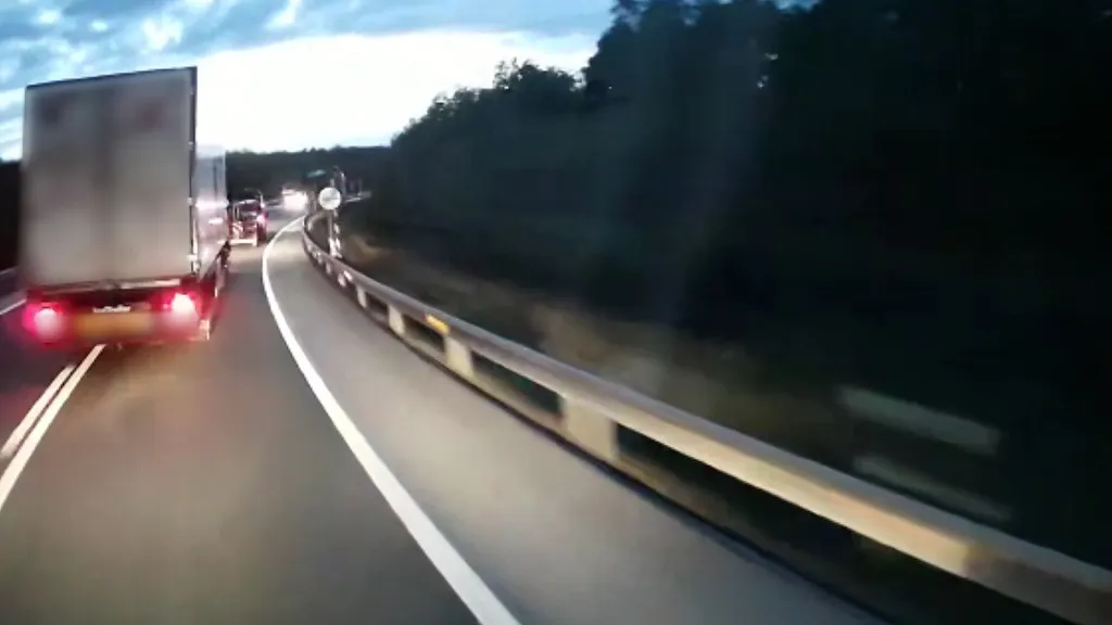 Investigan a un conductor ‘profesional’ por conducción temeraria