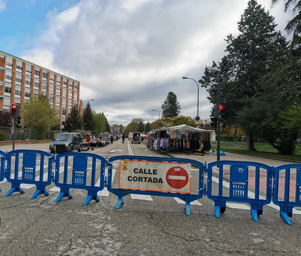 Los puestos del mercadillo textil de Burgos no están dispuestos a cambiar de ubicación sin negociar primero con la suficiente antelación