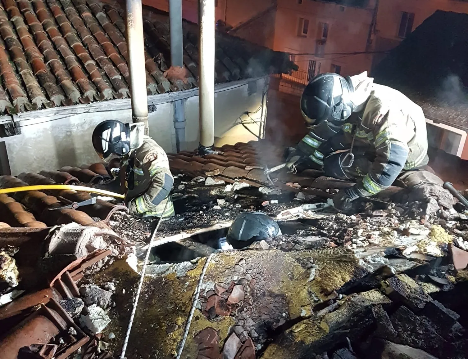 Los bomberos acuden a Cardeñajimeno para sofocar un incendio de una vivienda