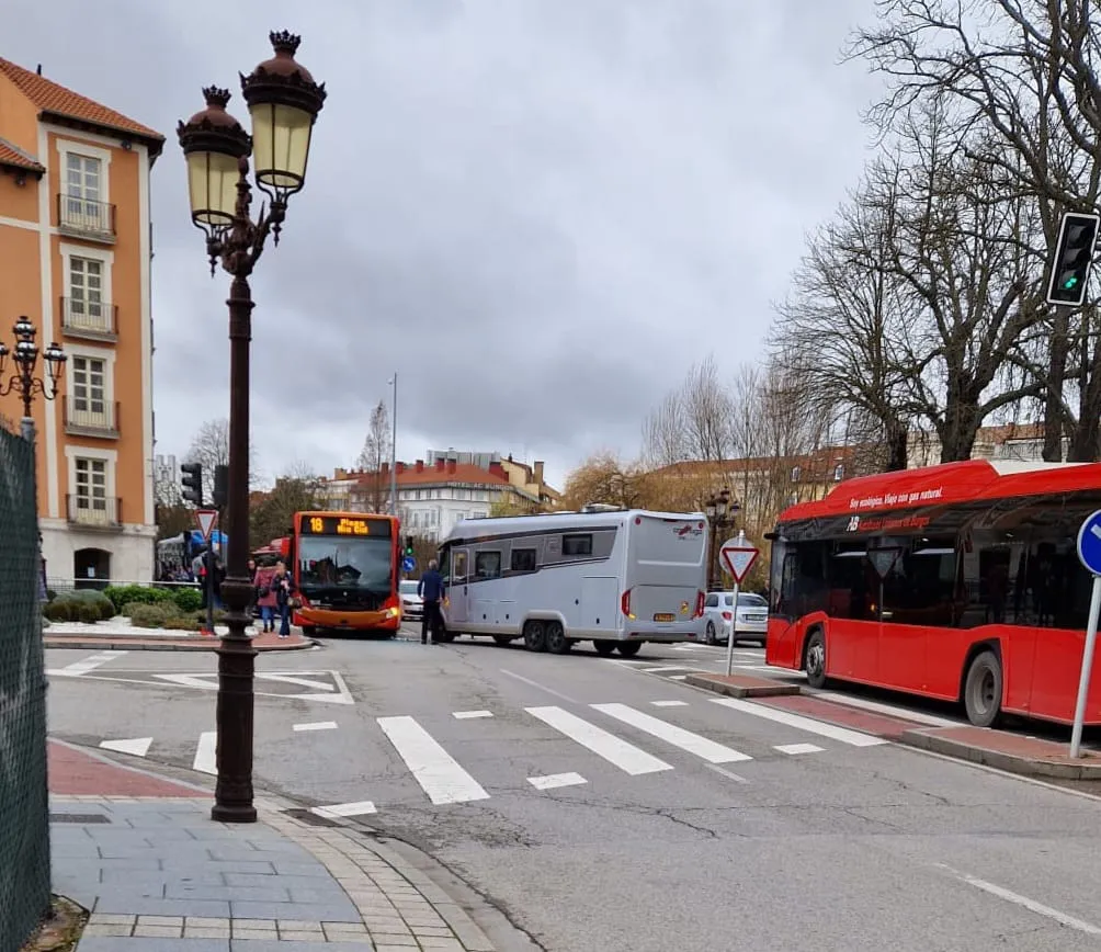 Accidente en el cruce de la Plaza Vega entre una autocaravana y un autobús urbano