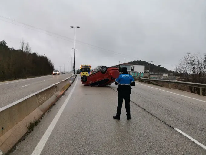Aparatoso accidente con vuelco del turismo en la N-627, a la entrada de Burgos