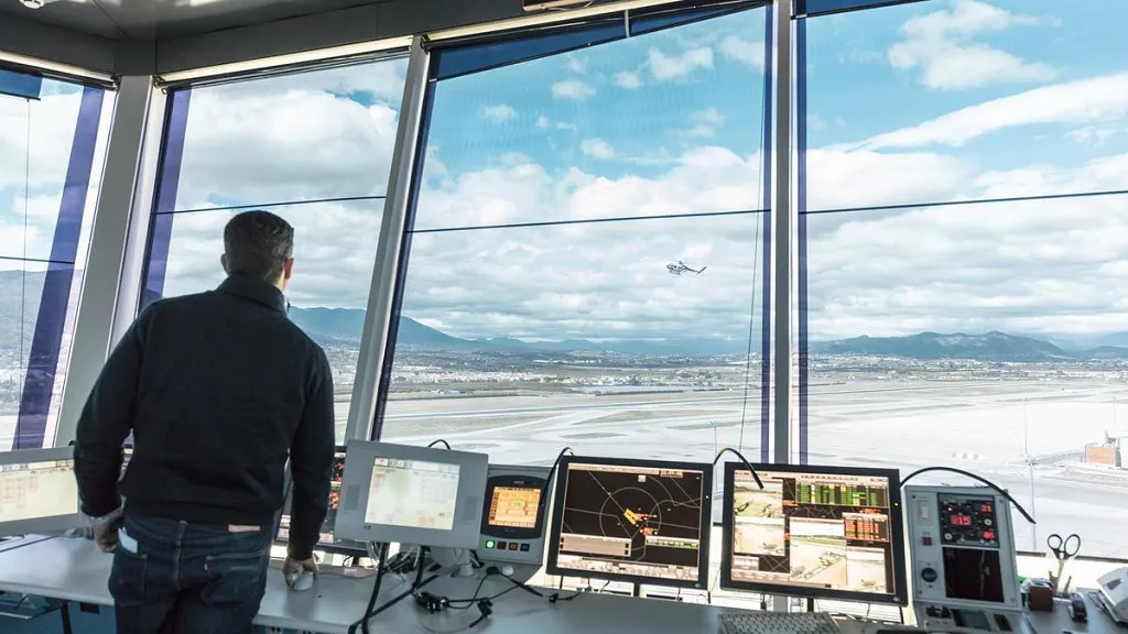 La falta de personal en la Aemet dispara el exceso de horas y complica la vigilancia del tiempo en los aeropuertos