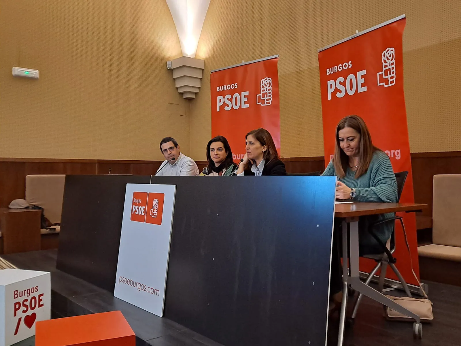 El PSOE estudia su modelo para las elecciones de mayo