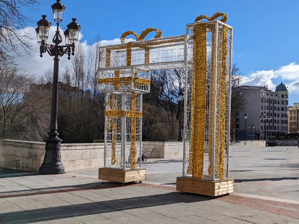 Más vale tarde que nunca. Comienzan a retirar los adornos luminosos de Navidad