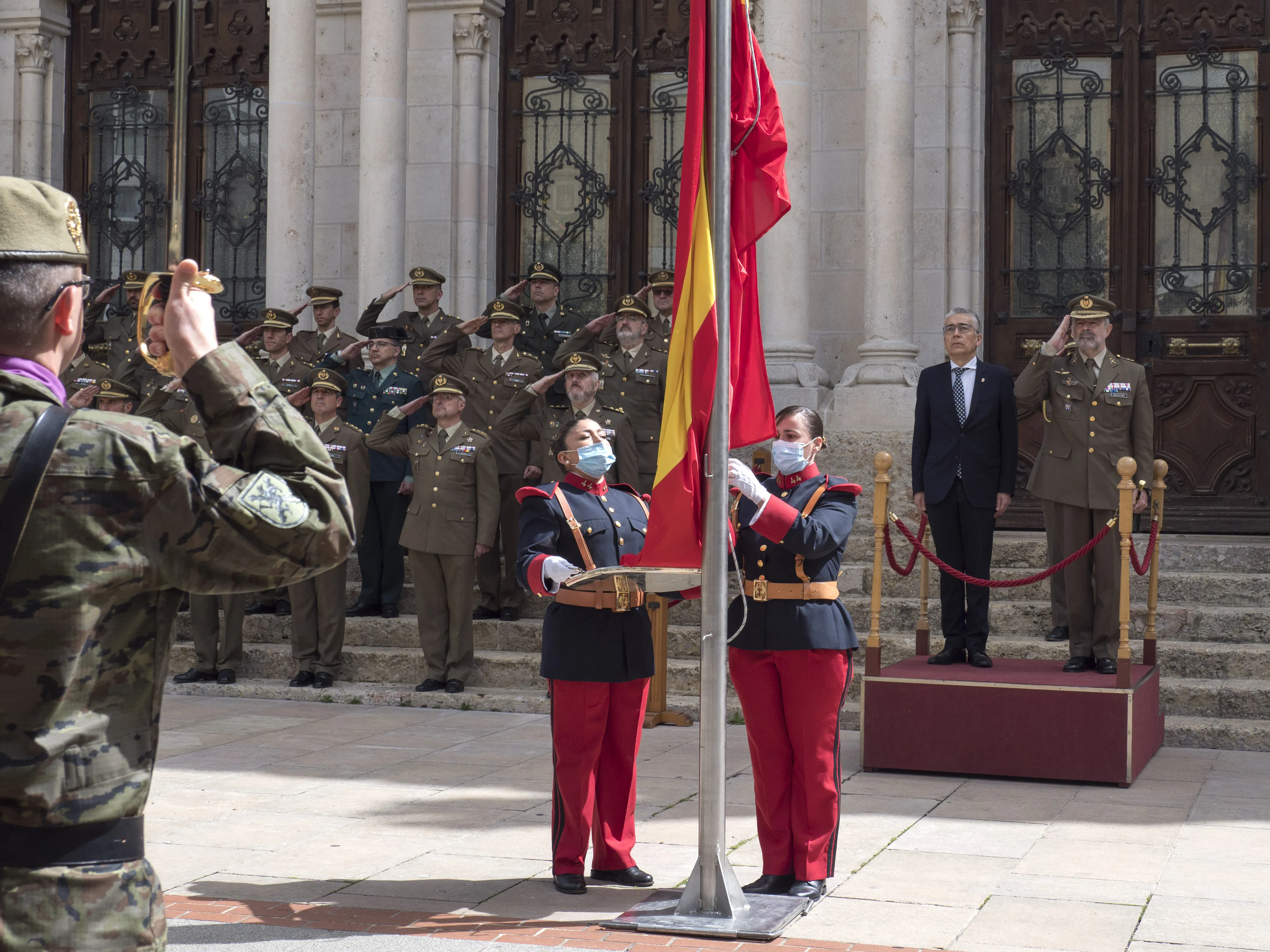 Izado de bandera en la Plaza Alonso Martínez de Burgos