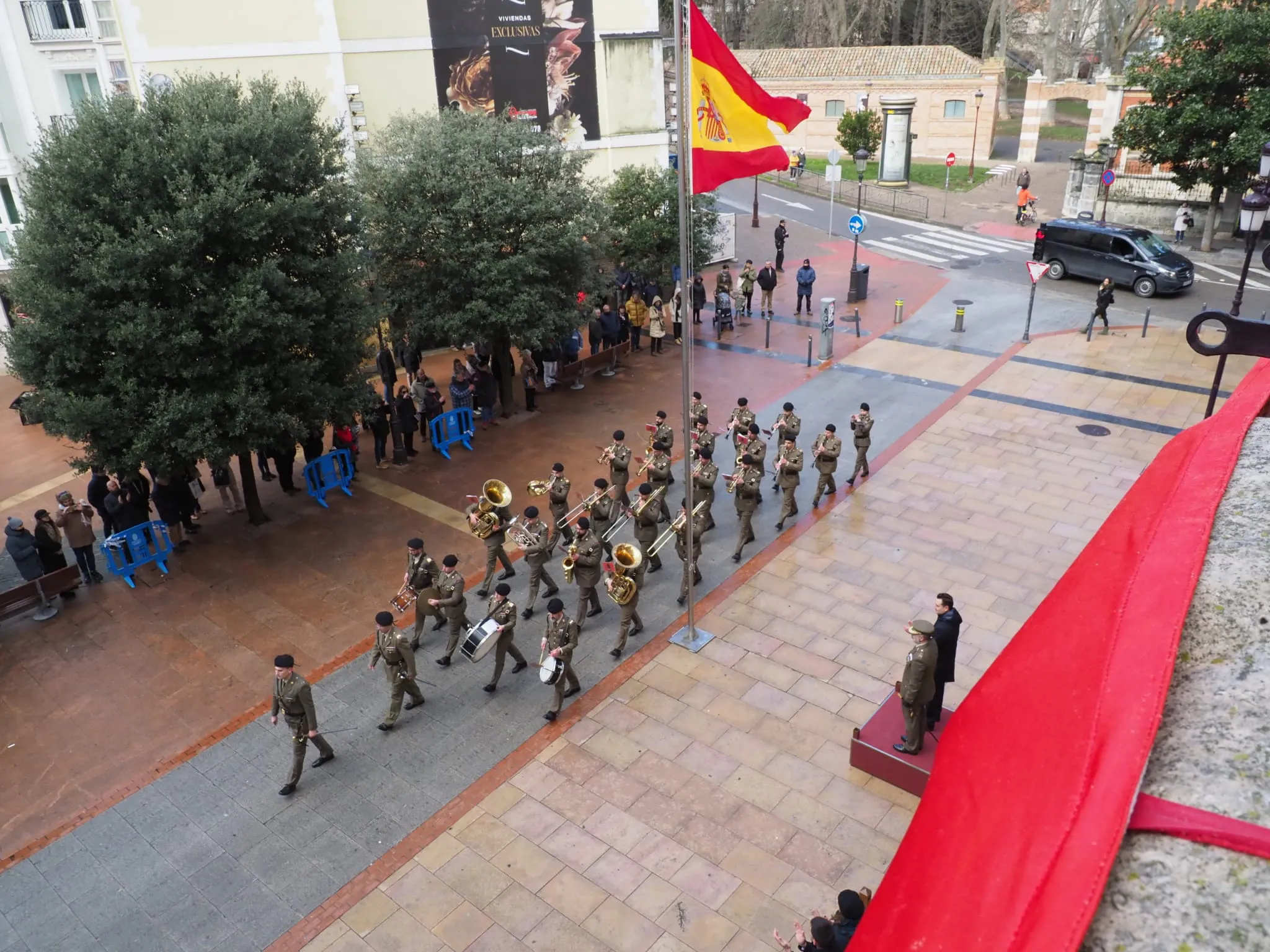 La plaza de Alonso Martínez vuelve a acoger la el tradicional izado de bandera