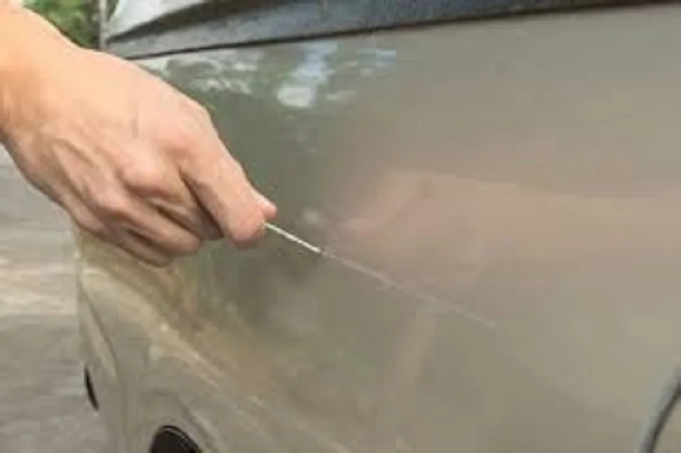 Detienen a un hombre de 52 años por rayar 11 coches en plena calle