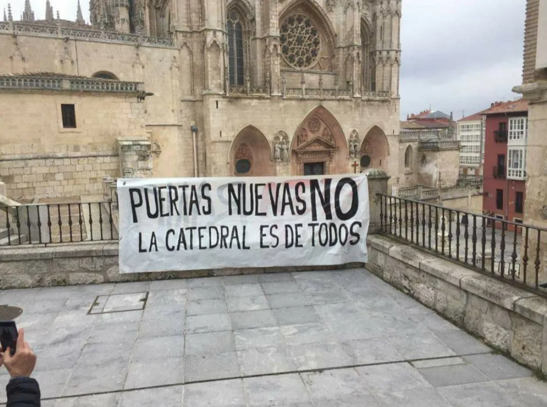 Plataforma Puertas No pide a Mañueco la destitución de Gallardo por infringir las leyes de protección de patrimonio y pide que restauren las puertas actuales de la Catedral