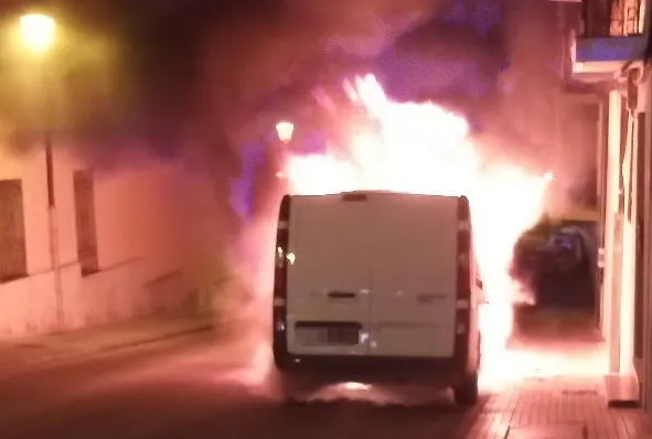 Susto esta madrugada en el barrio de San Pedro de la Fuente por un aparatoso incendio de un vehículo
