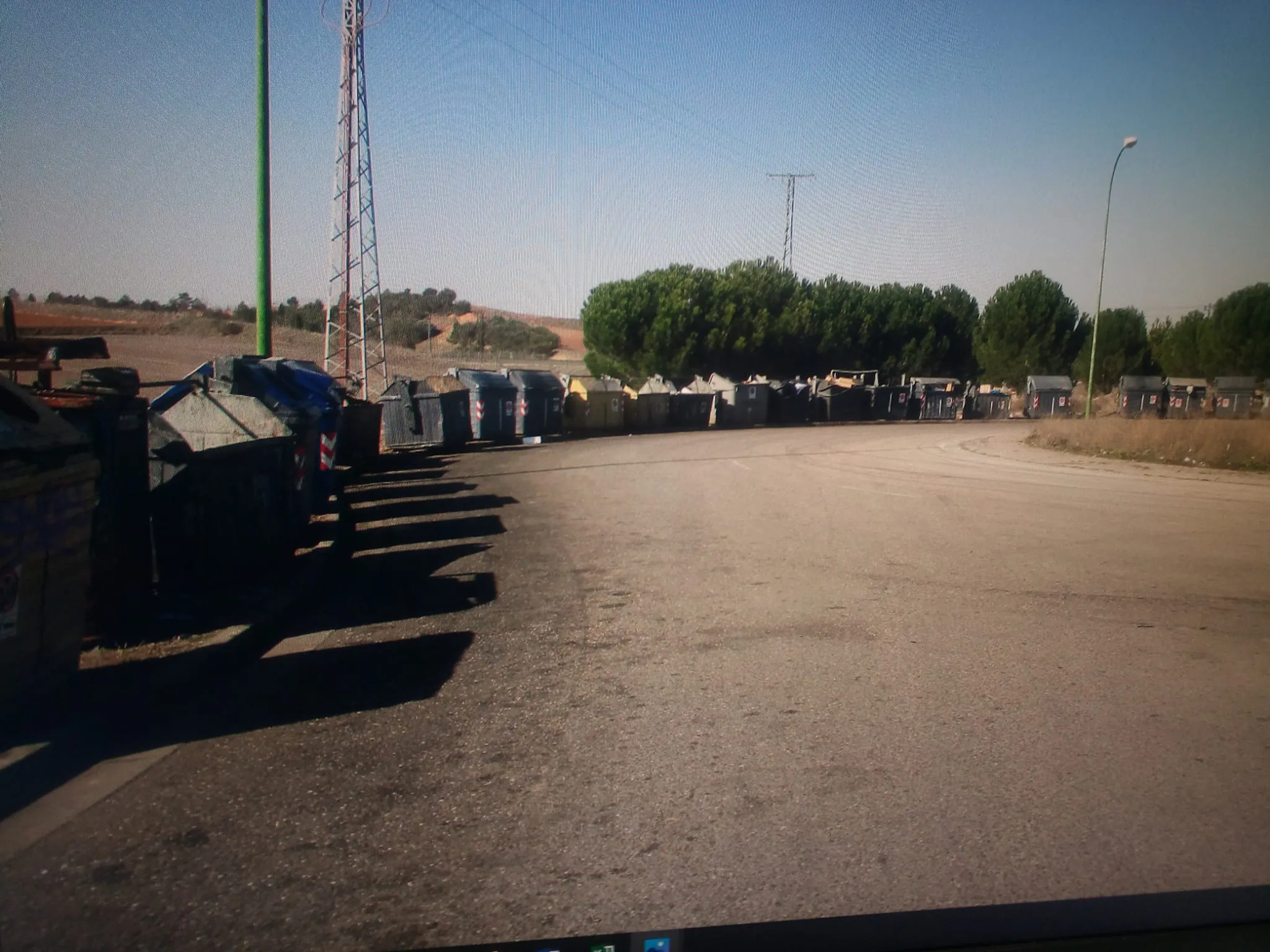 El PCAS lamenta que el Ayuntamiento permita convertir una calle del Polígono de Villalonquéjar en un cementerio de contenedores