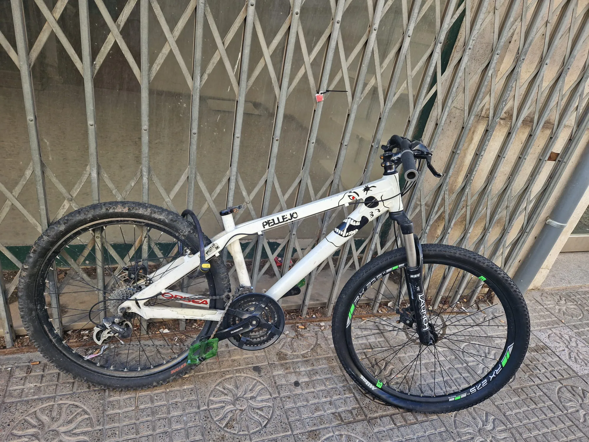 Se busca a dueños irresponsables de bicicletas abandonadas en la vía pública