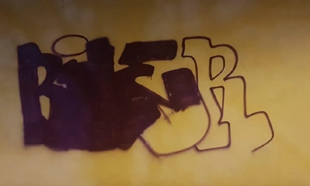 Pillado in fraganti realizando grafitis