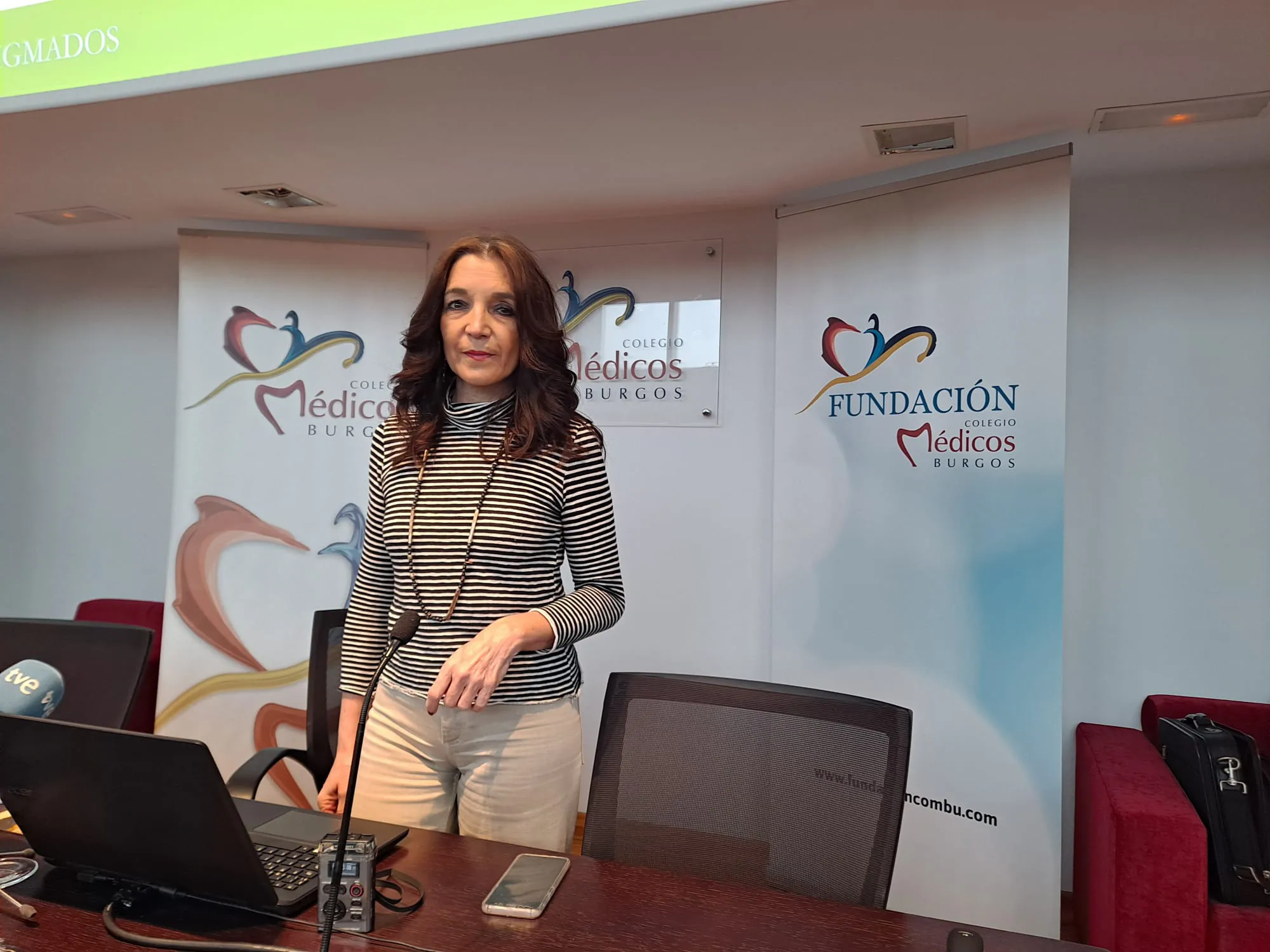 Las mujeres aceleran la edad media de primeras relaciones sexuales y son más conscientes de los riesgos pese a que Educación sigue fallando