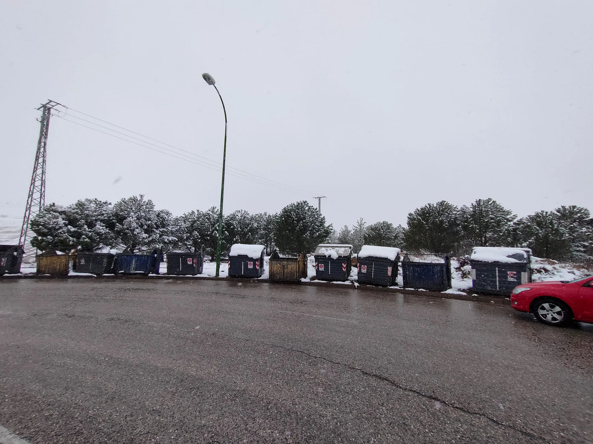 PCAS-TC denuncia ante el SEPRONA el cementerio de contenedores de la calle Merindad de Sotoscueva