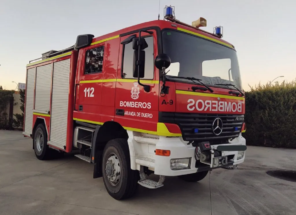Un incendio afecta a una nave industrial en Villalonquéjar