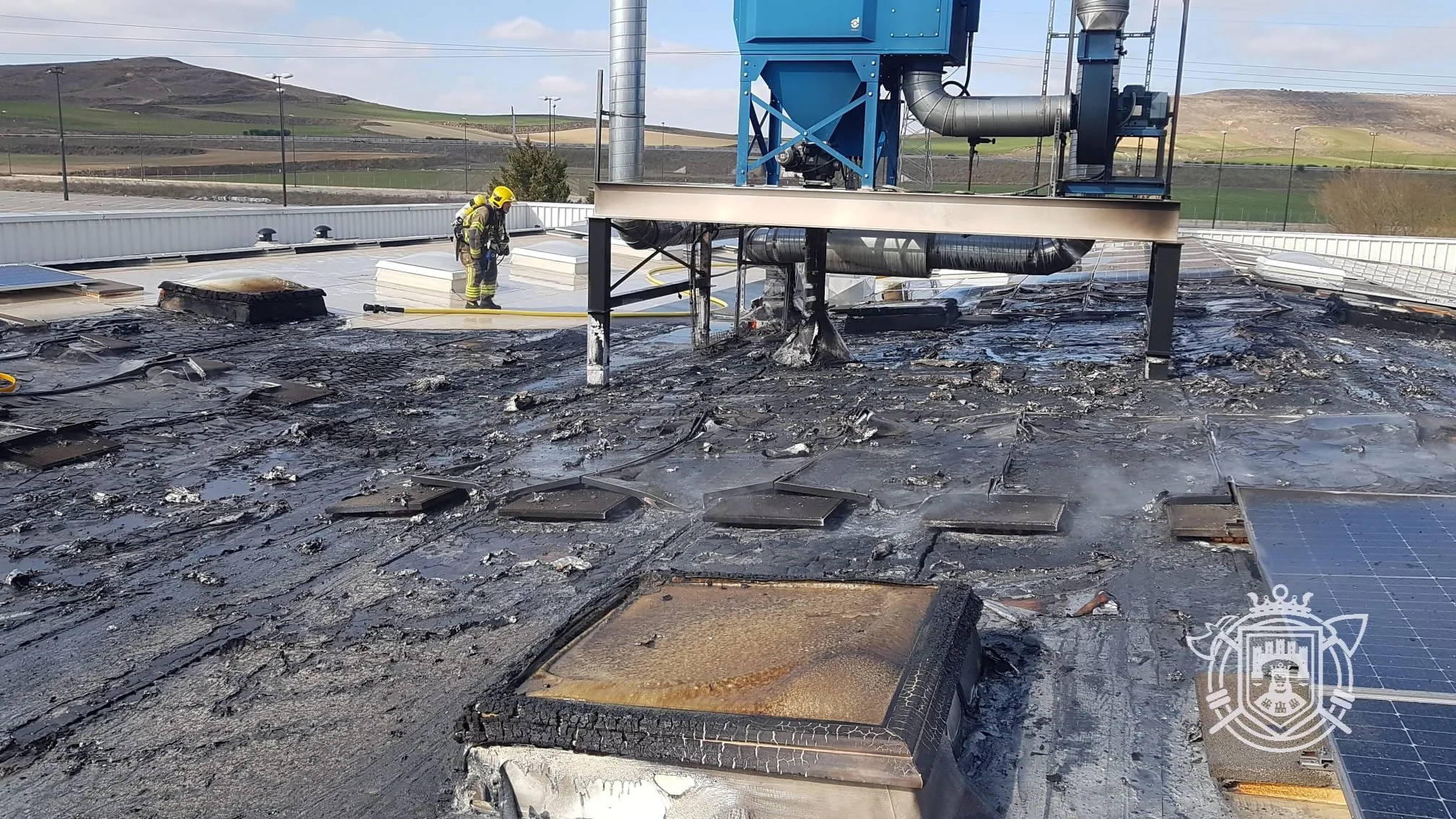 El incendio de una cubierta industrial moviliza a los bomberos