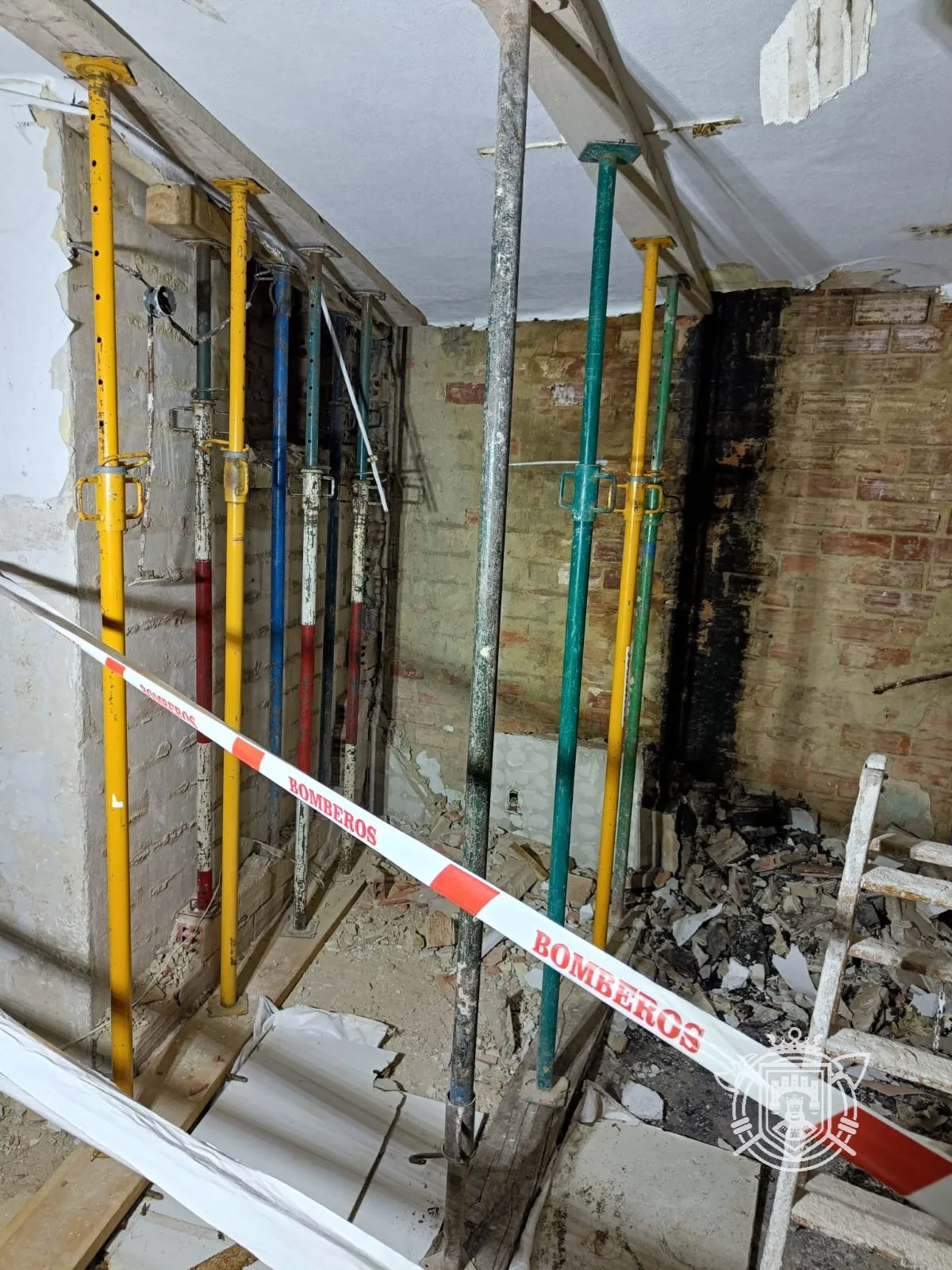 Foto 2 - Los Bomberos acuden a un edificio del centro por un forjado cedido entre pisos residenciales