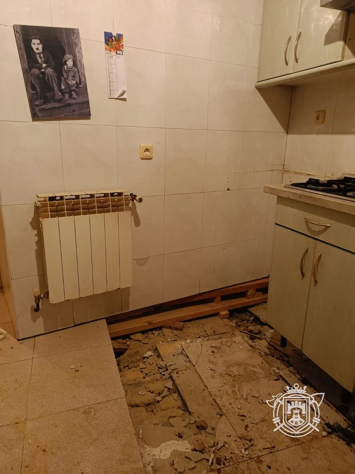 Foto 4 - Los Bomberos acuden a un edificio del centro por un forjado cedido entre pisos residenciales