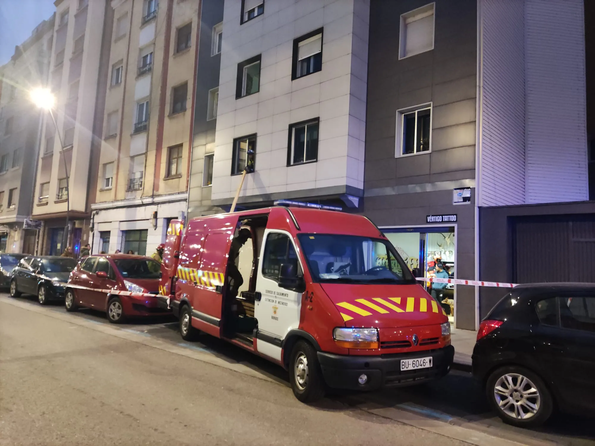 Foto 5 - Los Bomberos acuden a un edificio del centro por un forjado cedido entre pisos residenciales