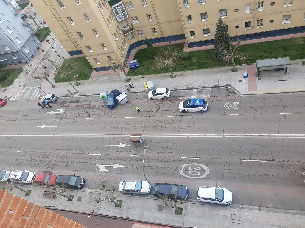 Se empotra contra varios contenedores en la calle Vitoria y se da a la fuga