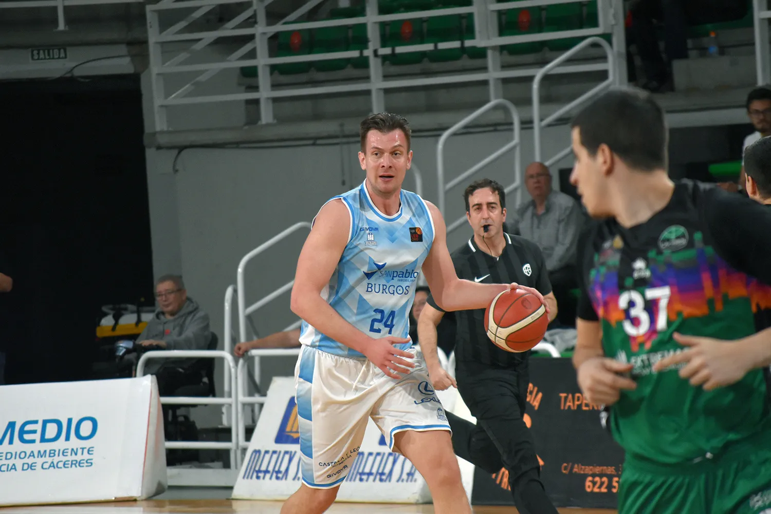 Trabajada victoriaa del San Pablo Burgos en Cáceres (87-95)