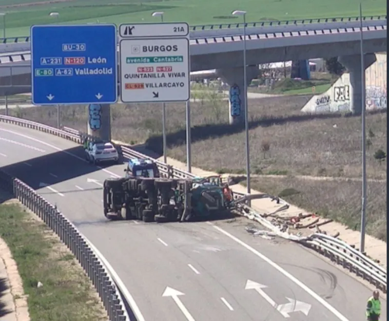 Aparatoso vuelco de un camión en la ronda de Burgos