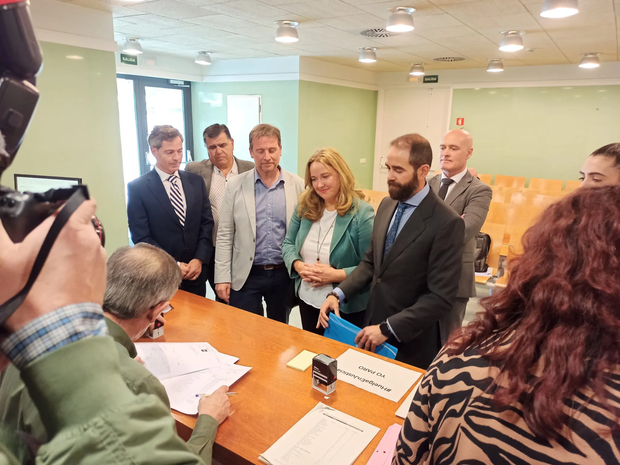 Foto 2 - PP, PSOE y Vox registran su candidatura a la alcald&iacute;a en la Junta Electoral